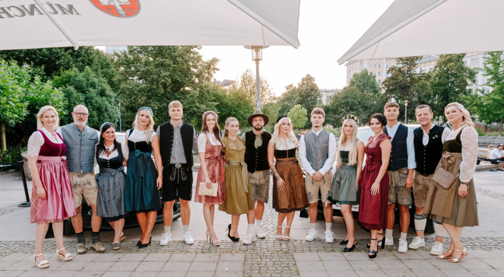 Wiesn PopUp Almauftrieb Gruppenfoto